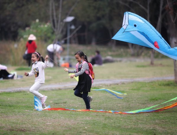 10月31日天气晴好,解放公园游人如织,孩子们在放风筝坐游船享受双休.