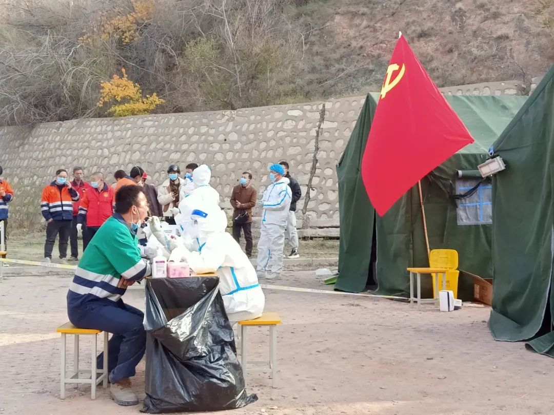 《矿山抗疫前线党旗红》申贵斌 摄