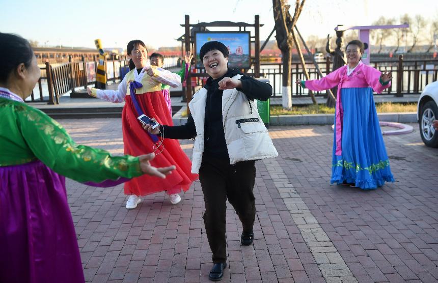朝阳村的朝鲜族欢乐舞蹈感染了每一位游人。
