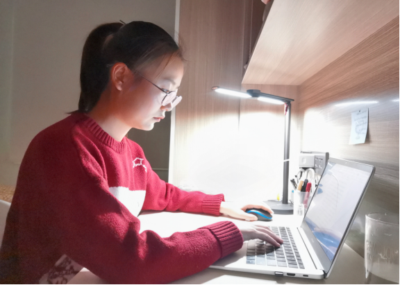 闫鹏居家办公赶稿传递身边好故事好声音