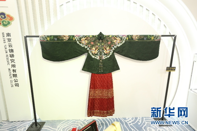 以明代皇后服饰为创作灵感的云锦汉服（席航飞 摄）