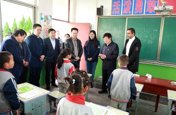 吴普特与南沟小学学生在交流
