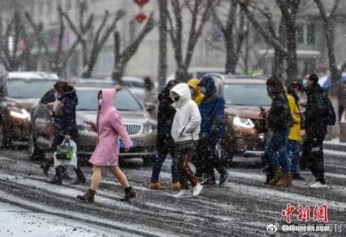 资料图：市民在雪中出行。图/中新网