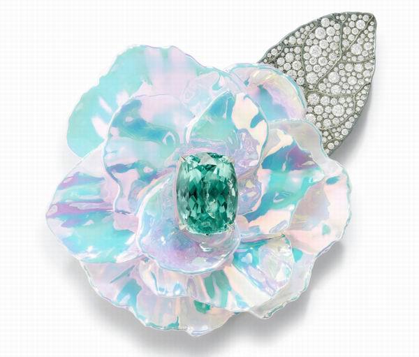 钛金胸针镶嵌1颗25.01克拉的枕形切割莫桑比克绿碧玺