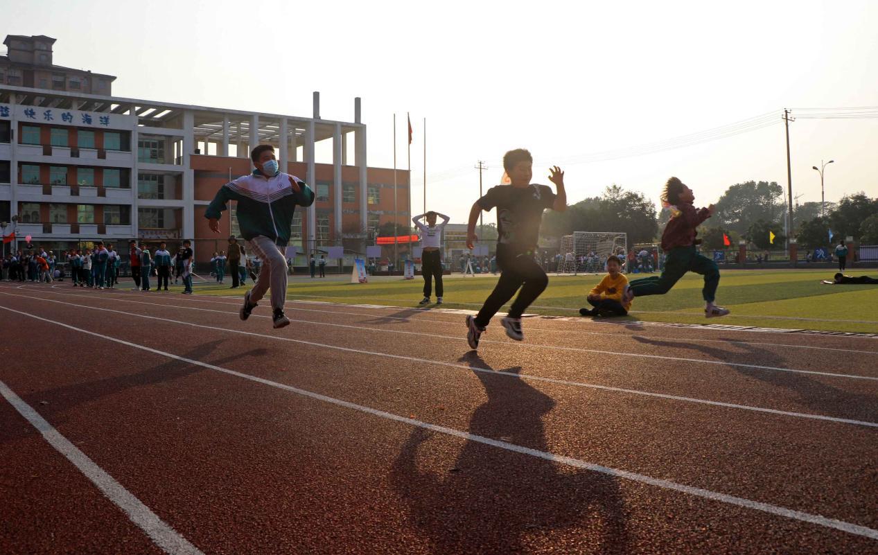 2021年11月3日,安徽省合肥市庐江县城南小学学生在参加60米短跑比赛