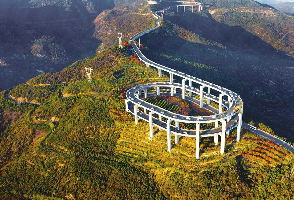 旅游公路着秋色 环形高架正火热
