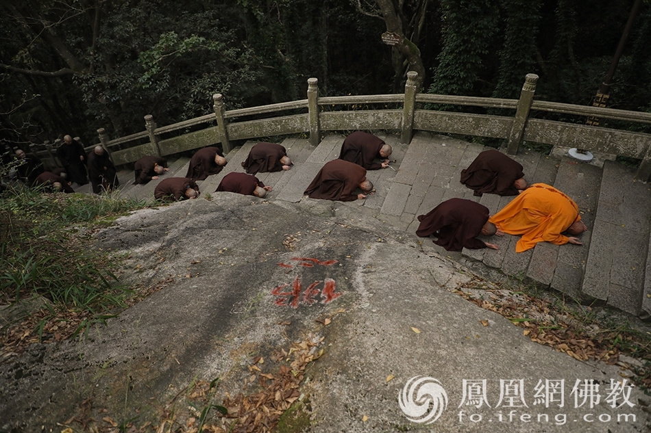 大众师经过香云古道上的“佛心”石(图片来源:凤凰网佛教 摄影:普陀山佛教协会)