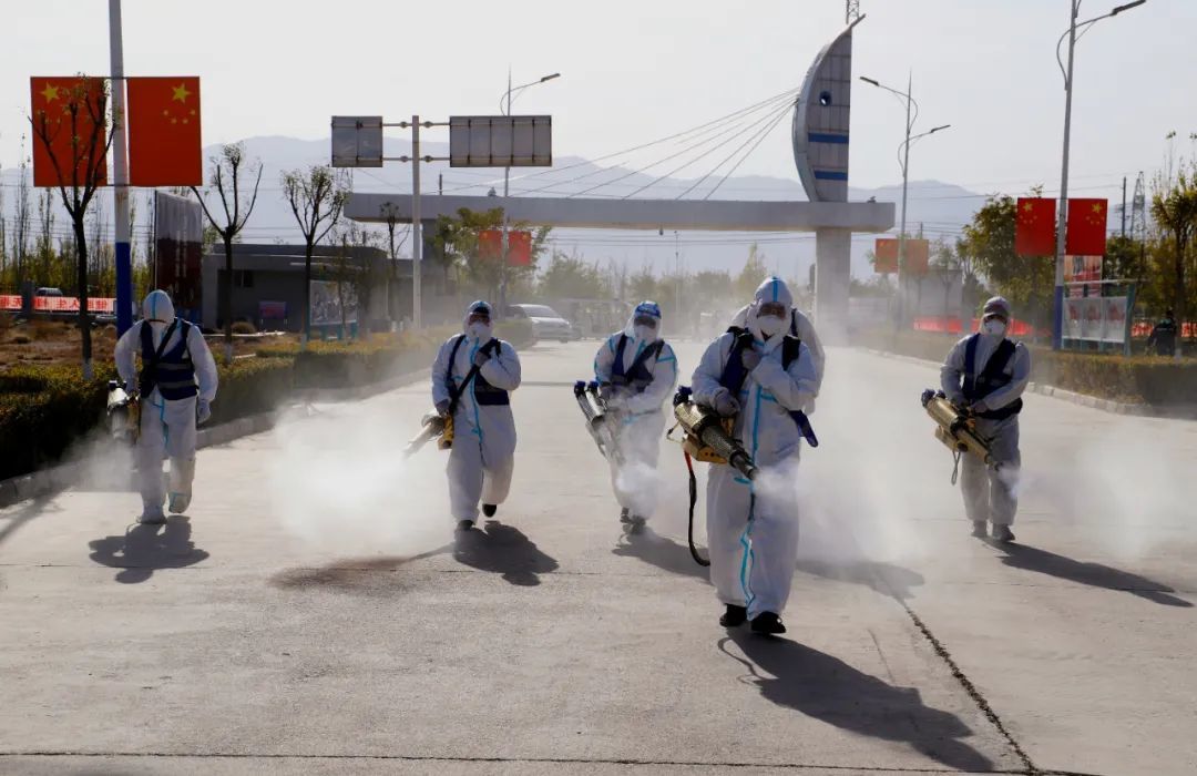 《全面消杀》 蔡忠原 摄