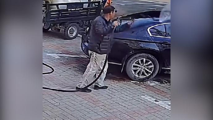 双向奔赴的善良！热心小伙给大爷送水，大爷免费为其洗车