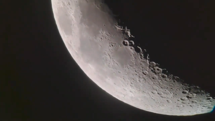 壮观！这就是望远镜所看到的月球，陨石坑清晰可见