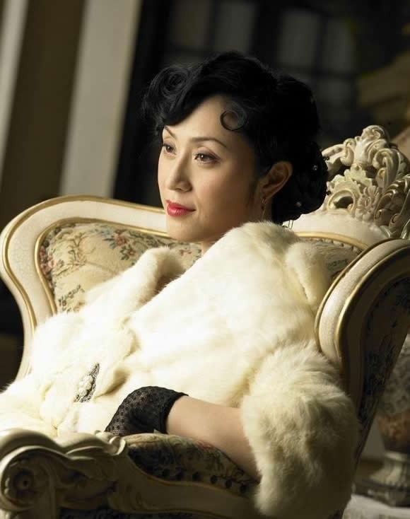 电视剧《暴雨梨花》中,陈法蓉饰演电影明星邢曼玲