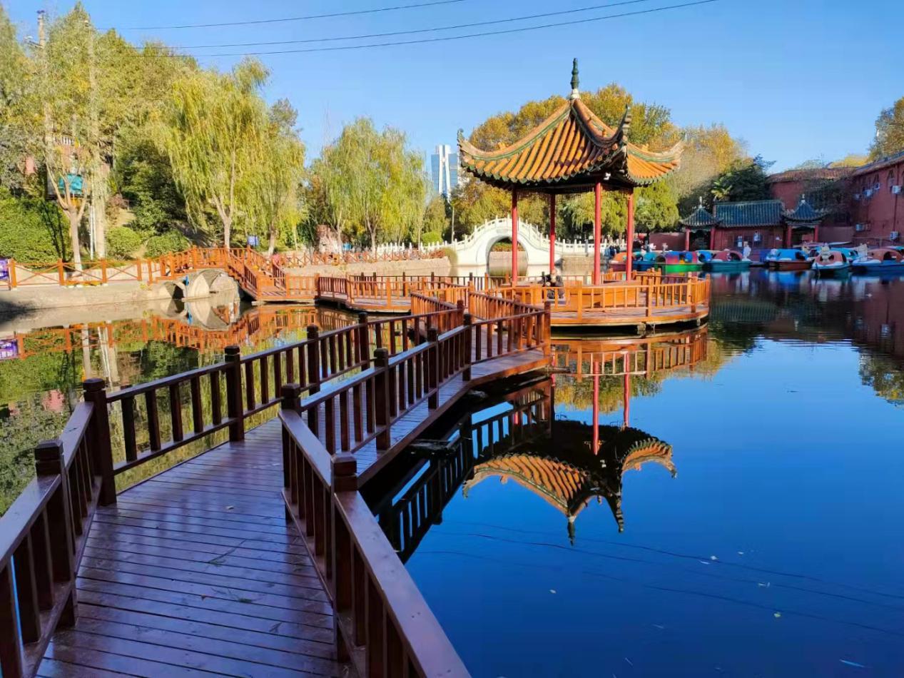 漯河人民公园护栏换靓装迎初冬