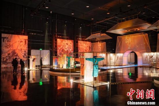 北京艺术园区声光再现敦煌“莫高窟”