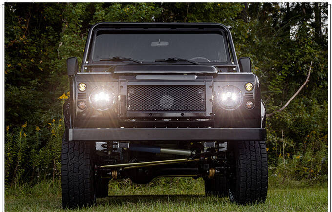 路虎卫士复古改装版亮相 换装v8引擎/越野性能大涨-图2