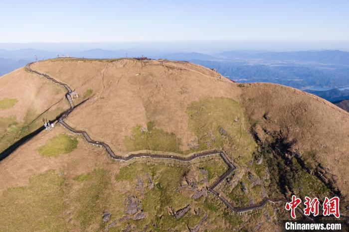 武功山的数十万亩高山草甸在阳光的照射下熠熠生辉。　刘力鑫 摄
