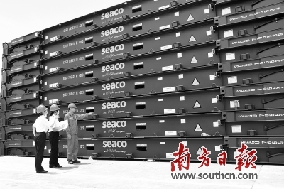 江门海关所属新会海关关员到新会中集公司调研集装箱生产。通讯员供图