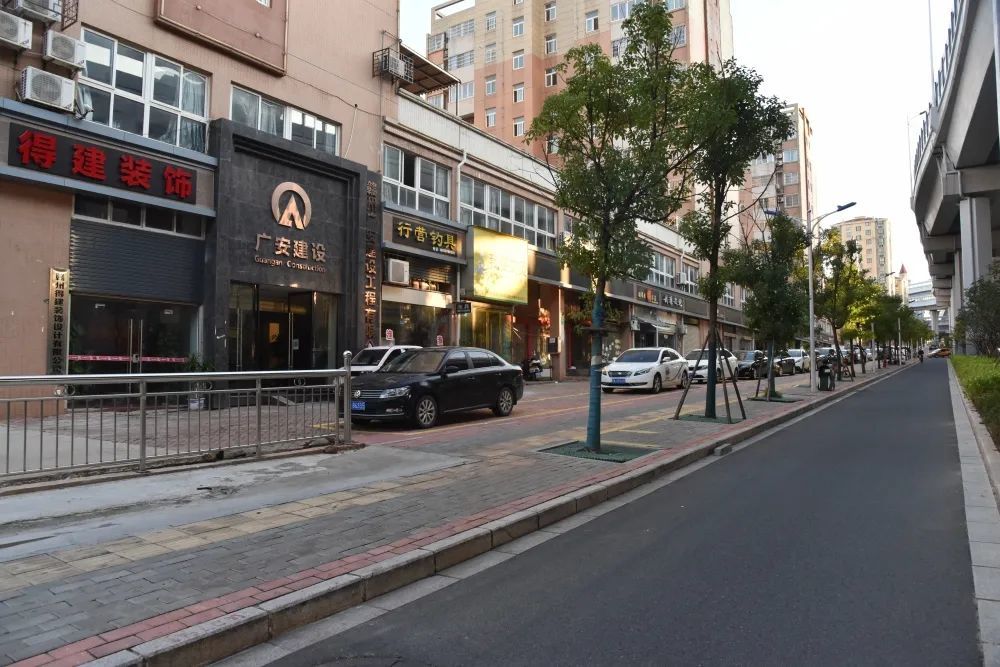 整条路段没有可供小车上去的地方。