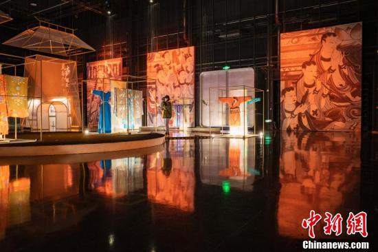 市民在北京市首创&middot;朗园Station园区内欣赏“莫高声犹在”展览