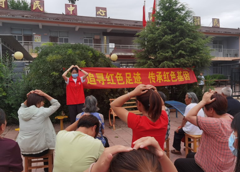 考察队师生在唐县葛公村采访间隙开展中医养生健康讲座