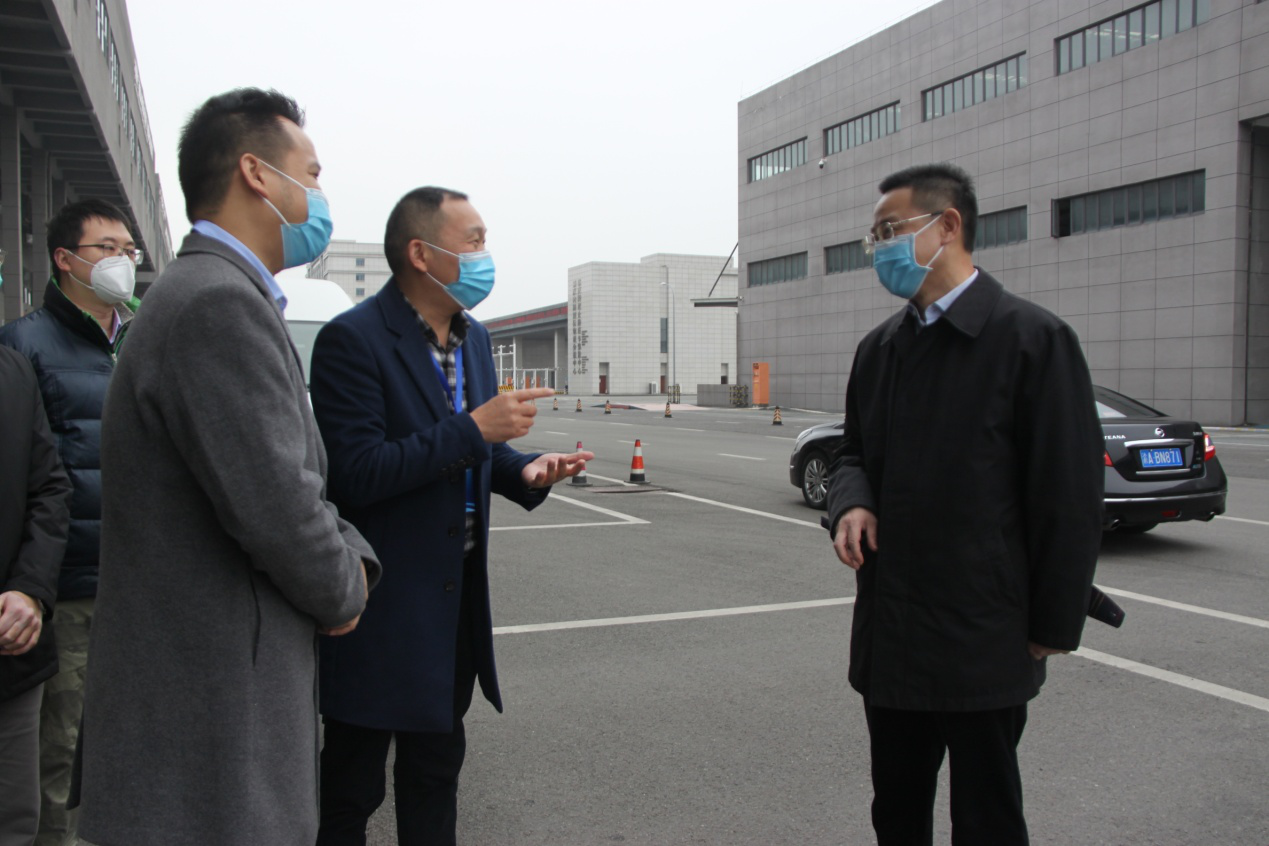 巴南区委书记何友生在重庆南彭公路保税物流中心（B型）了解疫情防控情况