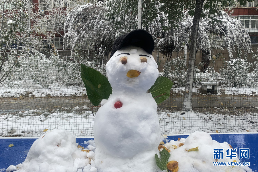 下雪天怎么能少了可爱的雪人。魏会博摄