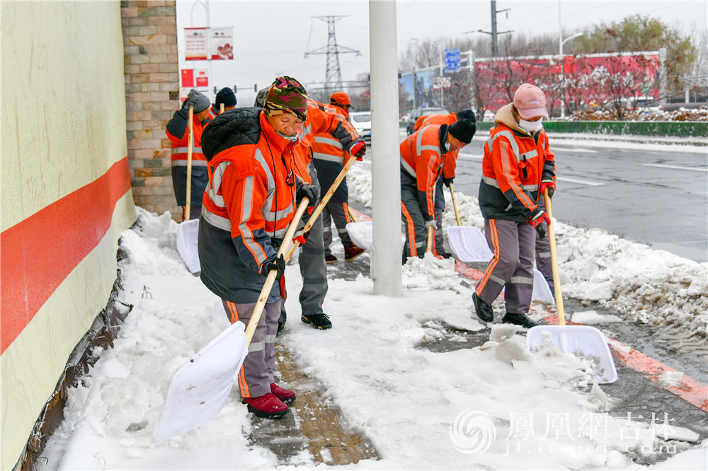 长春环卫工人扫雪图片