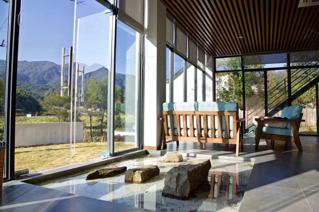 金寨大山深处两民宿爆红网络引来众游客围观羡慕