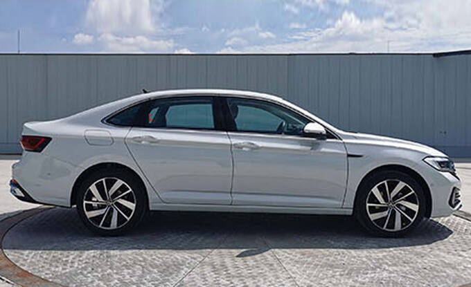 大众中期改款速腾实车曝光格栅像帕萨特还没现款好看