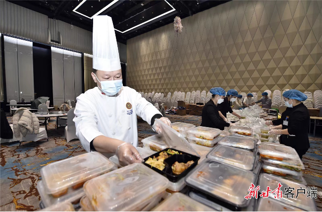 为抗疫一线人员准备盒饭 (资料图)