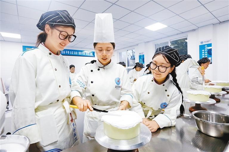 蓝田厨师学校的学员们正在上实训课