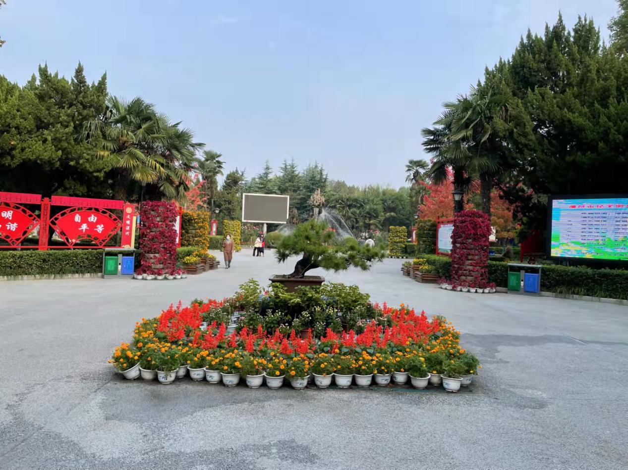 漯河人民公园护栏换靓装迎初冬