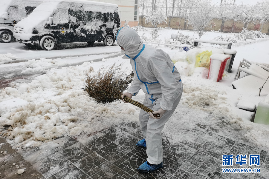 新乐市公安局支援深泽的民辅警在深泽桥头乡中心学校门前扫除积雪。石家庄市公安局供图