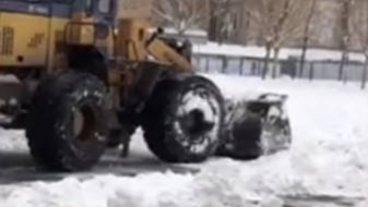 辽宁鞍山积雪没过膝盖 学生家长开铲车到校硬核扫雪