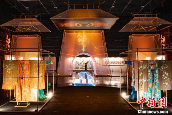 市民在北京市首创&middot;朗园Station园区内欣赏“莫高声犹在”展览