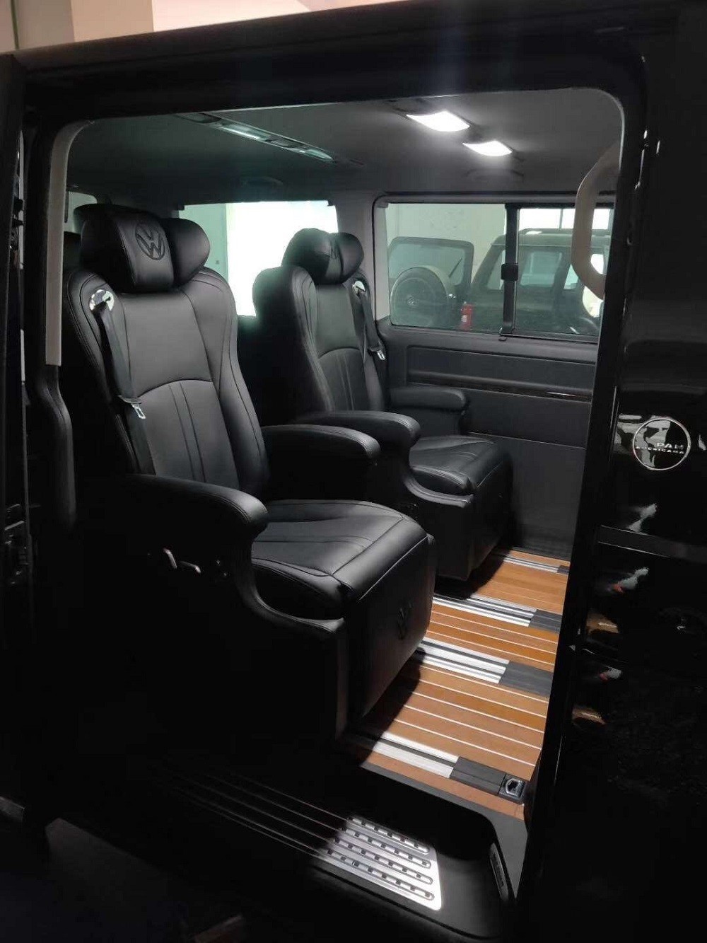 大众t5黑色简约商务改装航空座椅