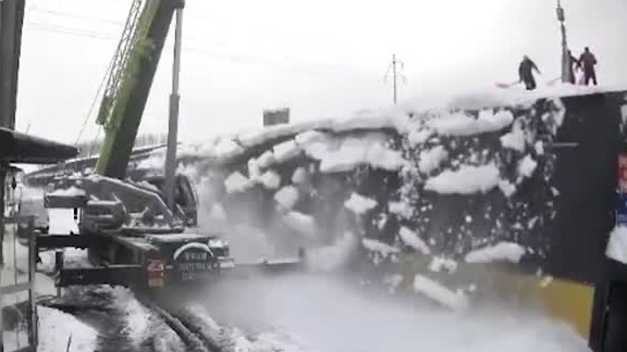 工人房顶扫雪突遇雪崩 3人瞬间被冲走