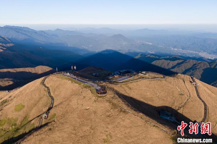 游客在山顶游览。　刘力鑫 摄