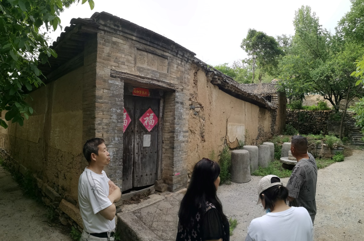 平山县花木村村支书张跃青讲解晋察冀边区后方医院旧址