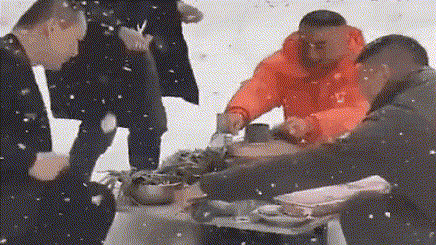 东北大哥雪中架起小桌吃火锅 网友：隔着屏幕馋哭了