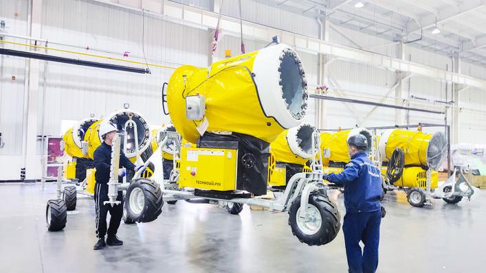 天冰冰雪设备张家口有限公司员工调试造雪机.姚伟帅 摄