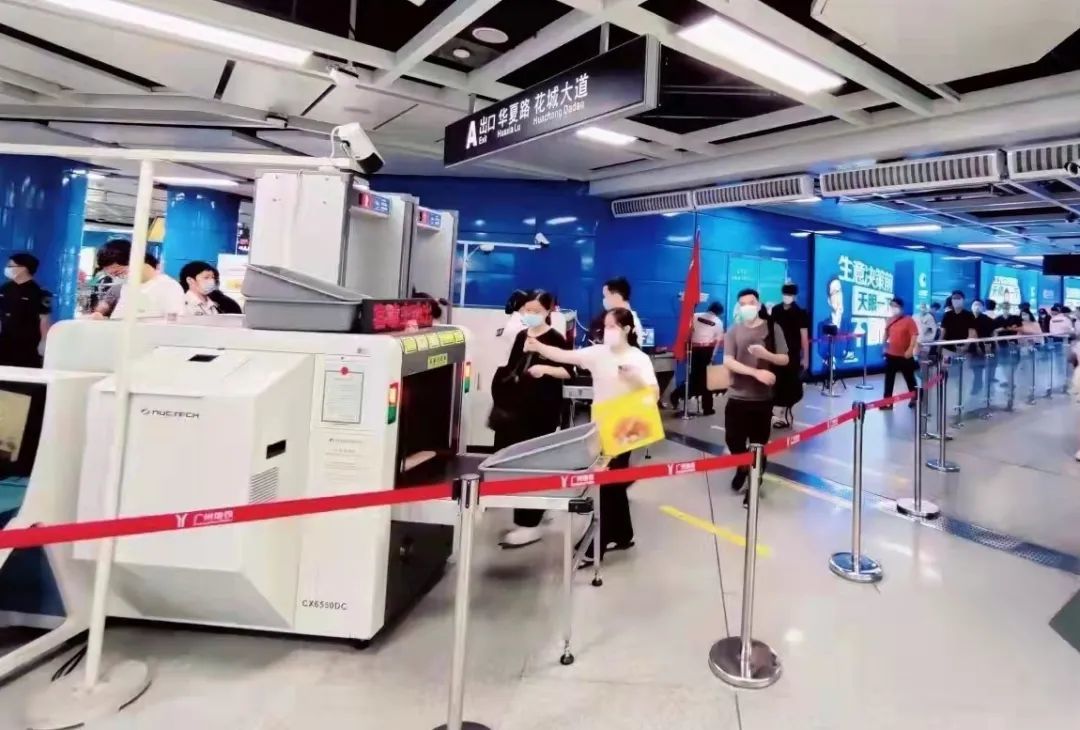地铁龙归站分通道安检。 通讯员供图