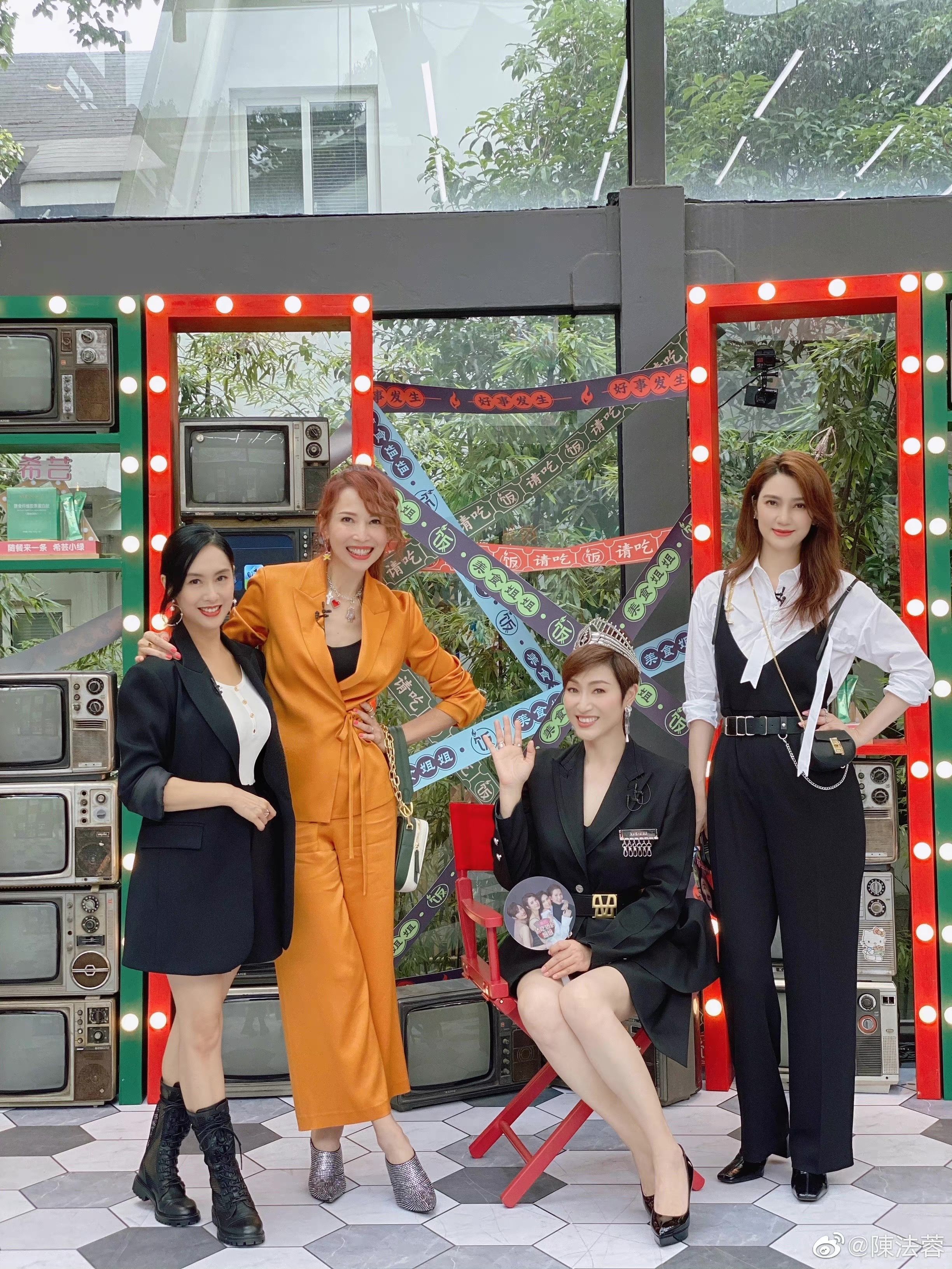 综艺《请吃饭的姐姐》,是朱茵、蔡少芬、陈法蓉、洪欣(左起)四姐妹相识二十多年第一次一同合作