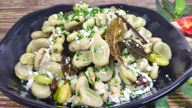 葱油蚕豆最好吃的做法，蚕豆又软又糯，比吃肉都过瘾！