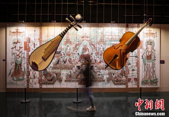 市民在北京市首创&middot;朗园Station园区内欣赏“莫高声犹在”展览