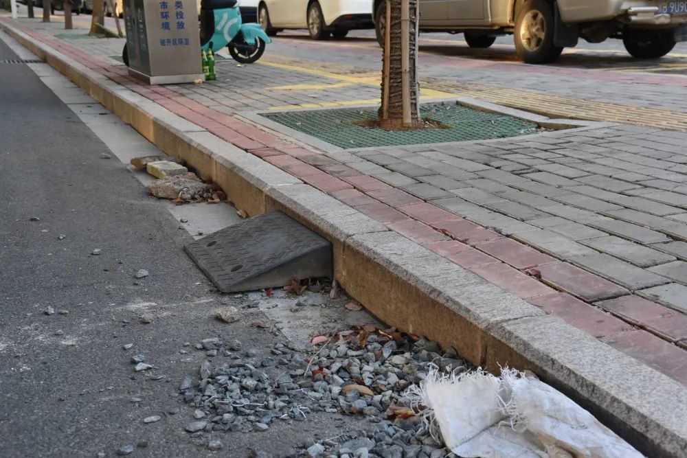 市民自行搭建斜坡和碎石方便车辆上去。