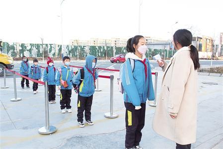 测温 记者 姜波 供图