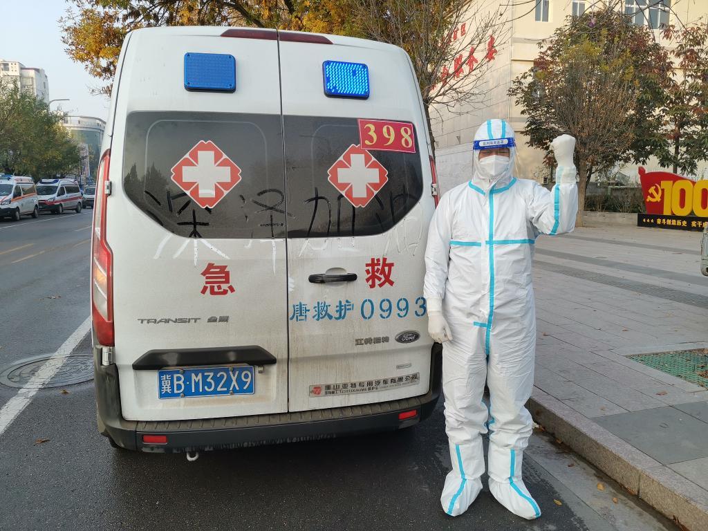 11月4日，张志杰在深泽县负责转运新冠肺炎核酸阳性患者及密接者。（受访者供图）