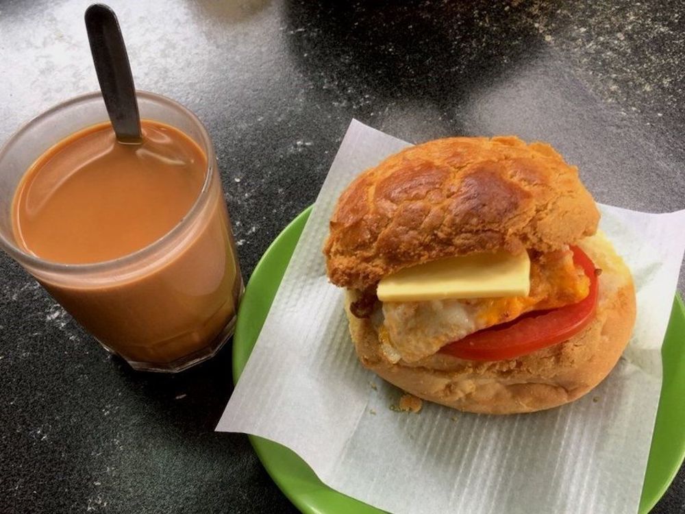 香港茶餐厅经典搭配奶茶和菠萝包。
