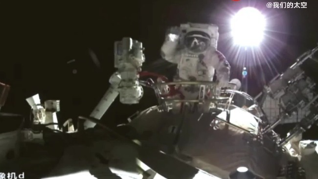 神十三航天员首次出舱画面曝光 翟志刚：感觉良好