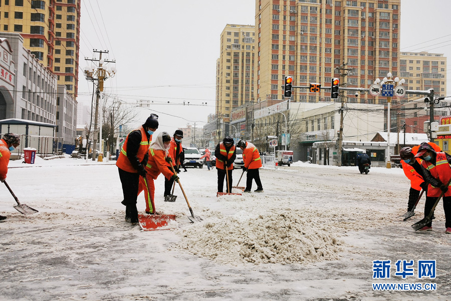 承德环卫工人冒着严寒清扫积雪。承德市委网信办供图
